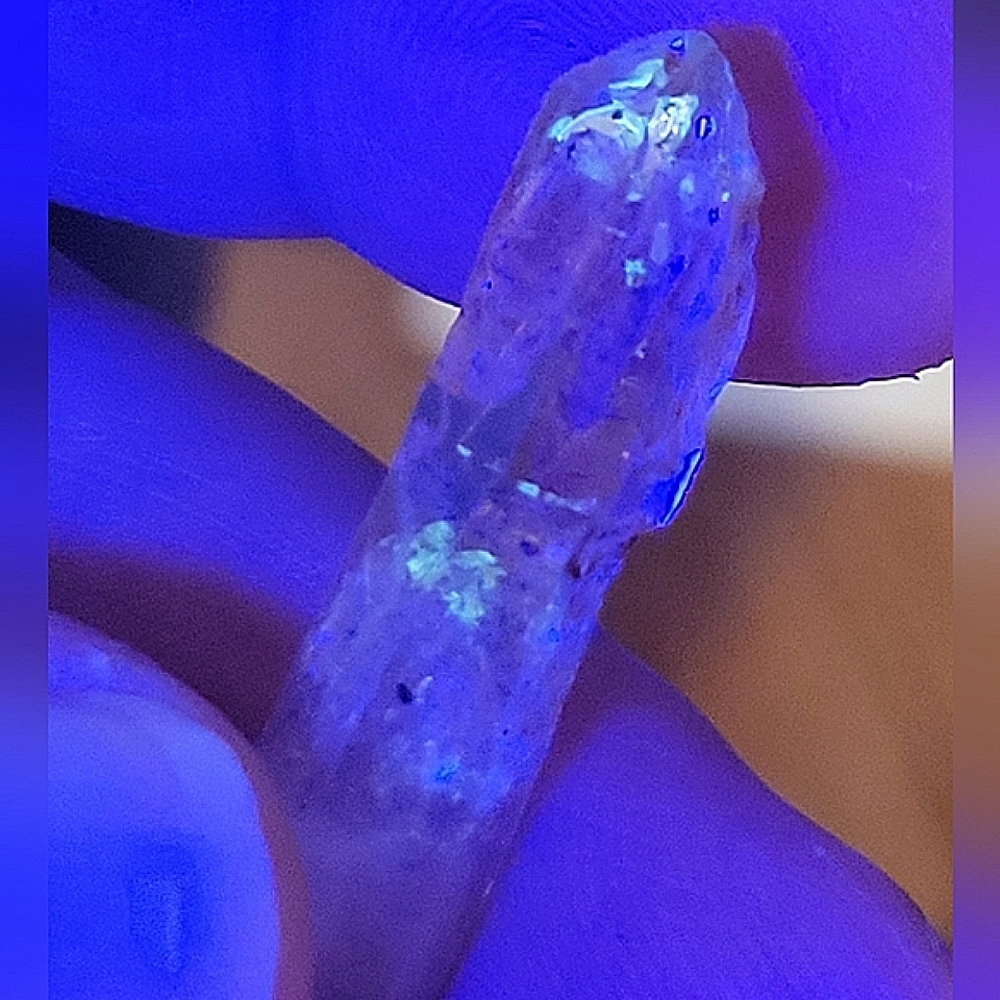 17.70ctw Petroleum Quartz Crystal Fluorescent Oil Bladder Enhydro Inclusions